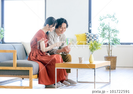 スマホを見る夫婦 101722591