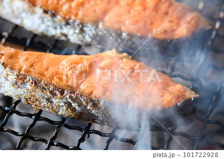 炭火で焼く銀鮭の切り身 101722928