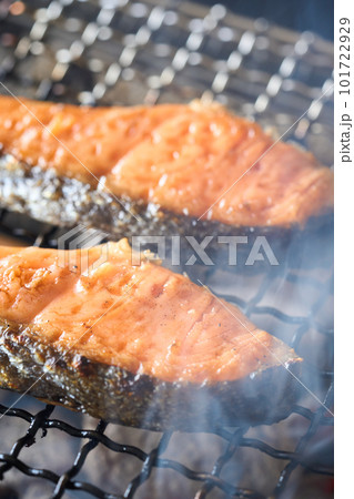 炭火で焼く銀鮭の切り身 炭火で焼く銀鮭の切り身 101722929