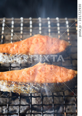 炭火で焼く銀鮭の切り身 炭火で焼く銀鮭の切り身 101722930