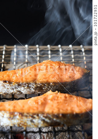 炭火で焼く銀鮭の切り身 101722931