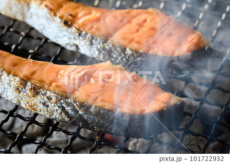 炭火で焼く銀鮭の切り身 炭火で焼く銀鮭の切り身 101722932