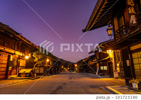 長野県塩尻市　秋の夕暮れの奈良井宿のまちなみ 101723190