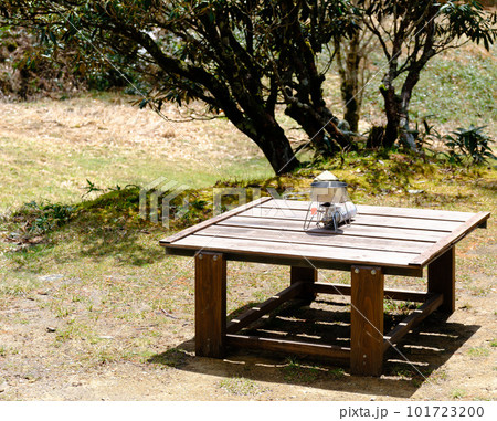 公園に備え付けられた木製のテーブルの上に置かれたガスバーナー 公園に備え付けられた木製のテーブルの上に置かれたガスバーナー 101723200