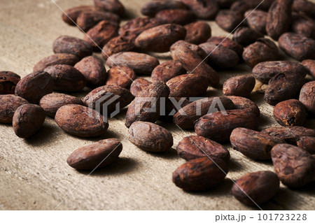 ビンテージなテーブルの上にあるカカオビーンズ 101723228