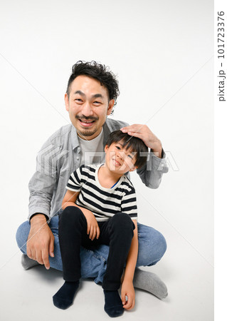 親子のポートレート 2人 カメラ目線 親子のポートレート 2人 カメラ目線 101723376