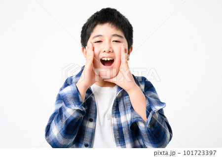 呼んでいたり叫んだりする子供 呼んでいたり叫んだりする子供 101723397