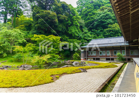 古都鎌倉の初夏 緑豊かな円覚寺 方丈と庭園 古都鎌倉の初夏 緑豊かな円覚寺 方丈と庭園 101723450
