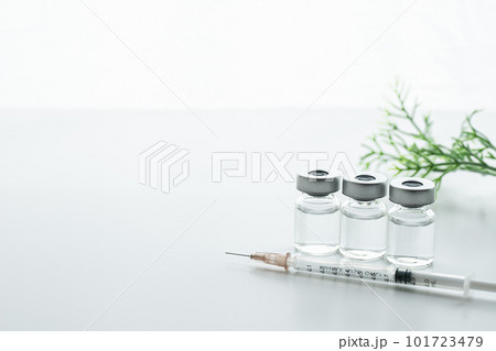 白背景にバイアル瓶と注射器　ワクチンや予防接種のイメージ素材 101723479