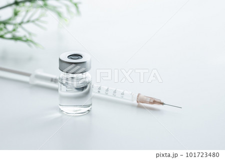白背景にバイアル瓶と注射器 ワクチンや予防接種のイメージ素材 白背景にバイアル瓶と注射器 ワクチンや予防接種のイメージ素材 101723480