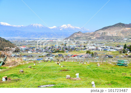 信州・高山村より妙高山、黒姫山方面を望む(長野県高山村)【2023.4】 101723487