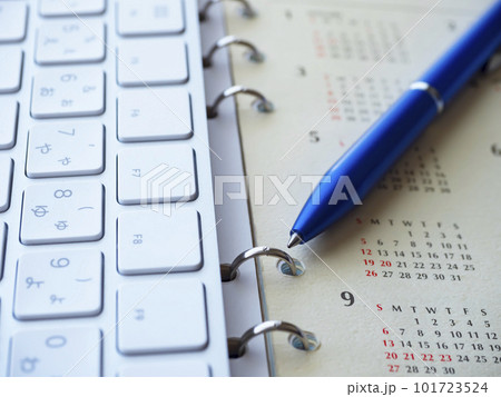 カレンダーとキーボードのビジネスイメージ カレンダーとキーボードのビジネスイメージ 101723524