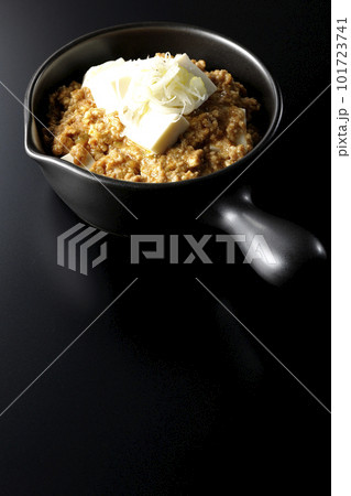 お豆腐たっぷりピリ辛麻婆豆腐を黒背景で撮影 お豆腐たっぷりピリ辛麻婆豆腐を黒背景で撮影 101723741