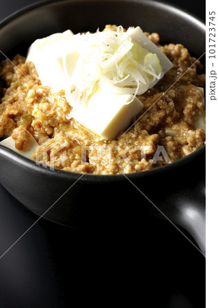 お豆腐たっぷりピリ辛麻婆豆腐を黒背景で撮影 101723745