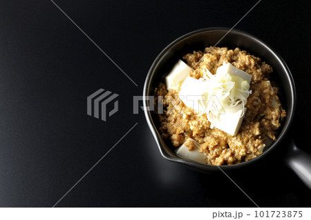お豆腐たっぷりピリ辛麻婆豆腐を黒背景で俯瞰撮影 お豆腐たっぷりピリ辛麻婆豆腐を黒背景で俯瞰撮影 101723875