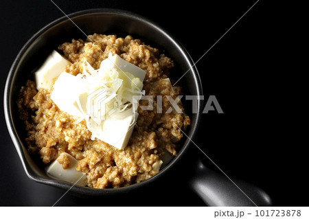 お豆腐たっぷりピリ辛麻婆豆腐を黒背景で俯瞰撮影 101723878