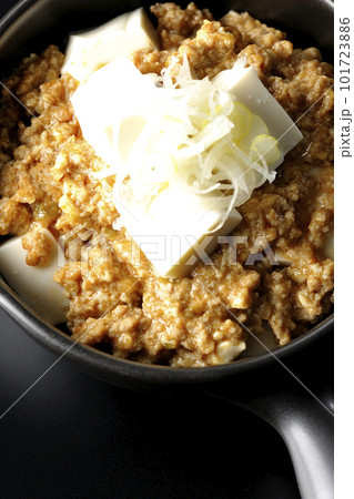お豆腐たっぷりピリ辛麻婆豆腐を黒背景で俯瞰撮影 お豆腐たっぷりピリ辛麻婆豆腐を黒背景で俯瞰撮影 101723886