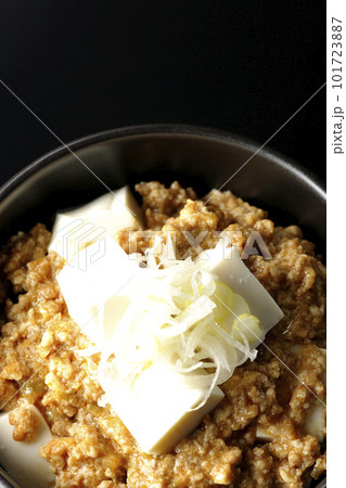 お豆腐たっぷりピリ辛麻婆豆腐を黒背景で俯瞰撮影 お豆腐たっぷりピリ辛麻婆豆腐を黒背景で俯瞰撮影 101723887
