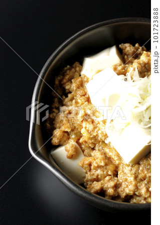 お豆腐たっぷりピリ辛麻婆豆腐を黒背景で俯瞰撮影 お豆腐たっぷりピリ辛麻婆豆腐を黒背景で俯瞰撮影 101723888