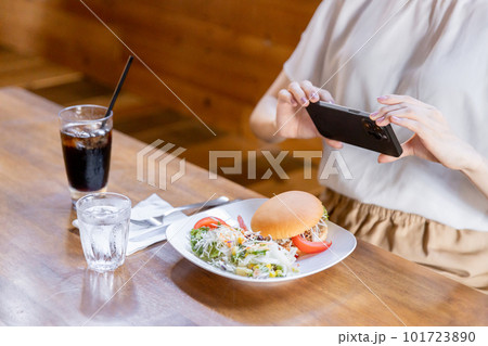 スマホのカメラで料理を撮影する・写真を撮る女性 101723890