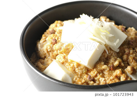 お豆腐たっぷりピリ辛麻婆豆腐を白背景で撮影 お豆腐たっぷりピリ辛麻婆豆腐を白背景で撮影 101723943