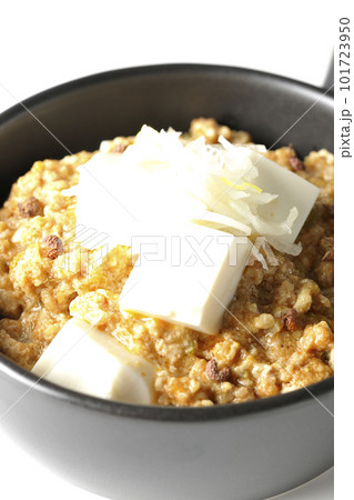 お豆腐たっぷりピリ辛麻婆豆腐を白背景で撮影 お豆腐たっぷりピリ辛麻婆豆腐を白背景で撮影 101723950
