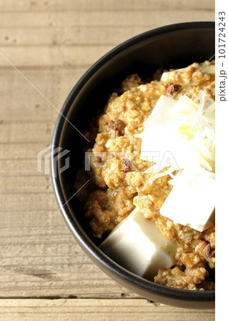お豆腐たっぷりピリ辛麻婆豆腐を俯瞰で撮影 101724243