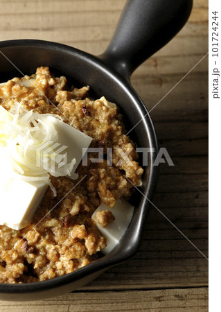 お豆腐たっぷりピリ辛麻婆豆腐を俯瞰で撮影 101724244