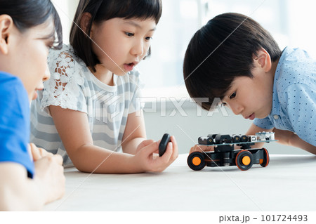 プログラミングロボットで学習する小学生 101724493