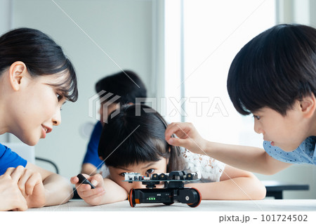 プログラミングロボットで学習する小学生 101724502