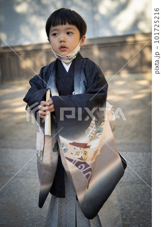 和服姿で七五三のお宮参りに来た5歳児が顎マスクで神社の境内に佇んでいるところ 和服姿で七五三のお宮参りに来た5歳児が顎マスクで神社の境内に佇んでいるところ 101725216