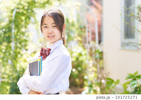明るい草木の前に立つ女子中学生 学校 制服 スクールライフ 明るい草木の前に立つ女子中学生 学校 制服 スクールライフ 101725271