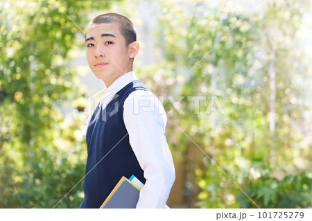 明るい草木の前に立つ男子中学生 学校 制服 スクールライフ 明るい草木の前に立つ男子中学生 学校 制服 スクールライフ 101725279