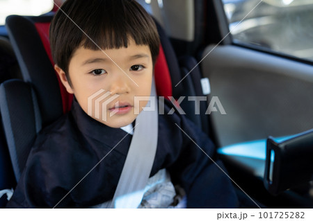 和服姿で車に乗って七五三のお宮参りに向かう途中の5最男児 和服姿で車に乗って七五三のお宮参りに向かう途中の5最男児 101725282