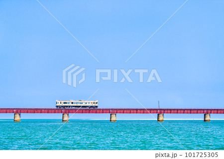 京都丹後鉄道　由良川橋梁を渡る列車 101725305