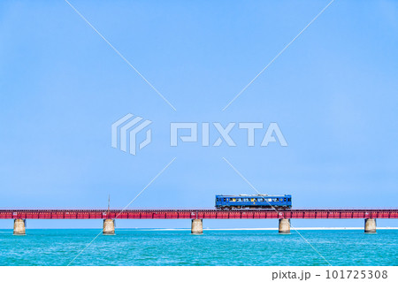 京都丹後鉄道　由良川橋梁を渡る列車　～丹後あおまつ号～ 101725308