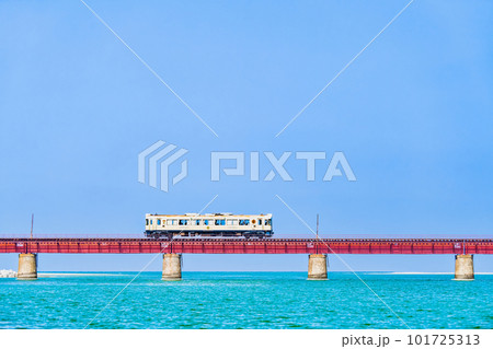 京都丹後鉄道　由良川橋梁を渡る列車 101725313