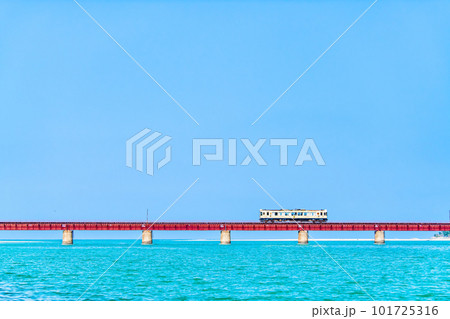 京都丹後鉄道　由良川橋梁を渡る列車 101725316