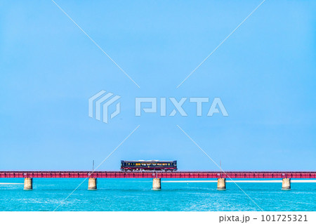 京都丹後鉄道　由良川橋梁を渡る列車　～丹後くろまつ号～ 101725321