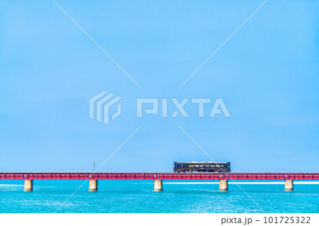 京都丹後鉄道　由良川橋梁を渡る列車　～丹後くろまつ号～ 101725322