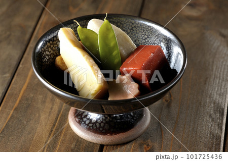 筍や里芋、生麩、サヤエンドウ等が入っている煮物 101725436