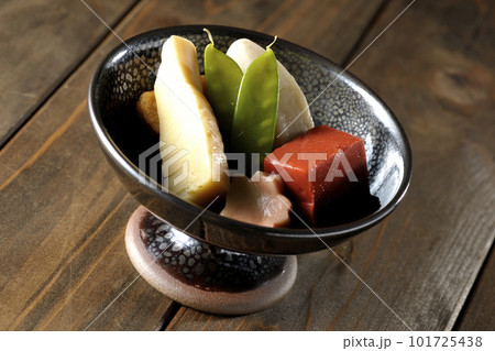 筍や里芋、生麩、サヤエンドウ等が入っている煮物 101725438