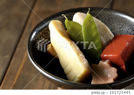筍や里芋、生麩、サヤエンドウ等が入っている煮物 筍や里芋、生麩、サヤエンドウ等が入っている煮物 101725445