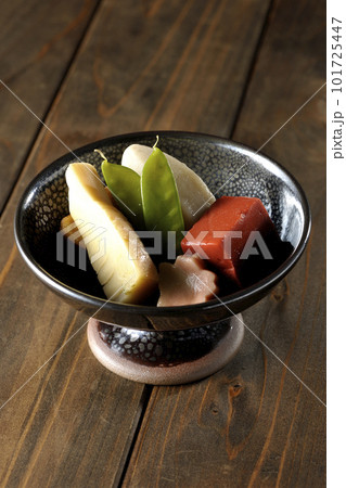 筍や里芋、生麩、サヤエンドウ等が入っている煮物 筍や里芋、生麩、サヤエンドウ等が入っている煮物 101725447