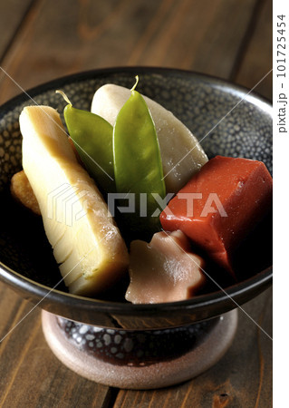 筍や里芋、生麩、サヤエンドウ等が入っている煮物 筍や里芋、生麩、サヤエンドウ等が入っている煮物 101725454