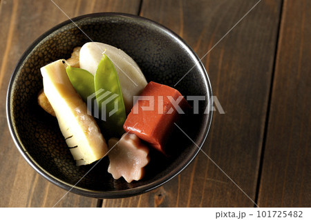 筍や里芋、生麩、サヤエンドウ等が入っている煮物を俯瞰で撮影 筍や里芋、生麩、サヤエンドウ等が入っている煮物を俯瞰で撮影 101725482