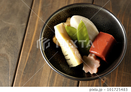 筍や里芋、生麩、サヤエンドウ等が入っている煮物を俯瞰で撮影 101725483