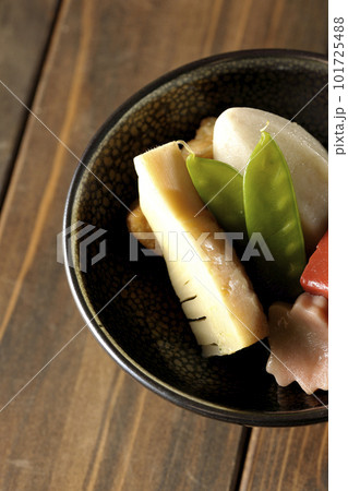 筍や里芋、生麩、サヤエンドウ等が入っている煮物を俯瞰で撮影 101725488