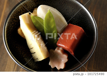 筍や里芋、生麩、サヤエンドウ等が入っている煮物を俯瞰で撮影 101725490