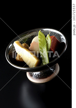 筍や里芋、生麩、サヤエンドウ等が入っている煮物を黒背景で撮影 筍や里芋、生麩、サヤエンドウ等が入っている煮物を黒背景で撮影 101725557
